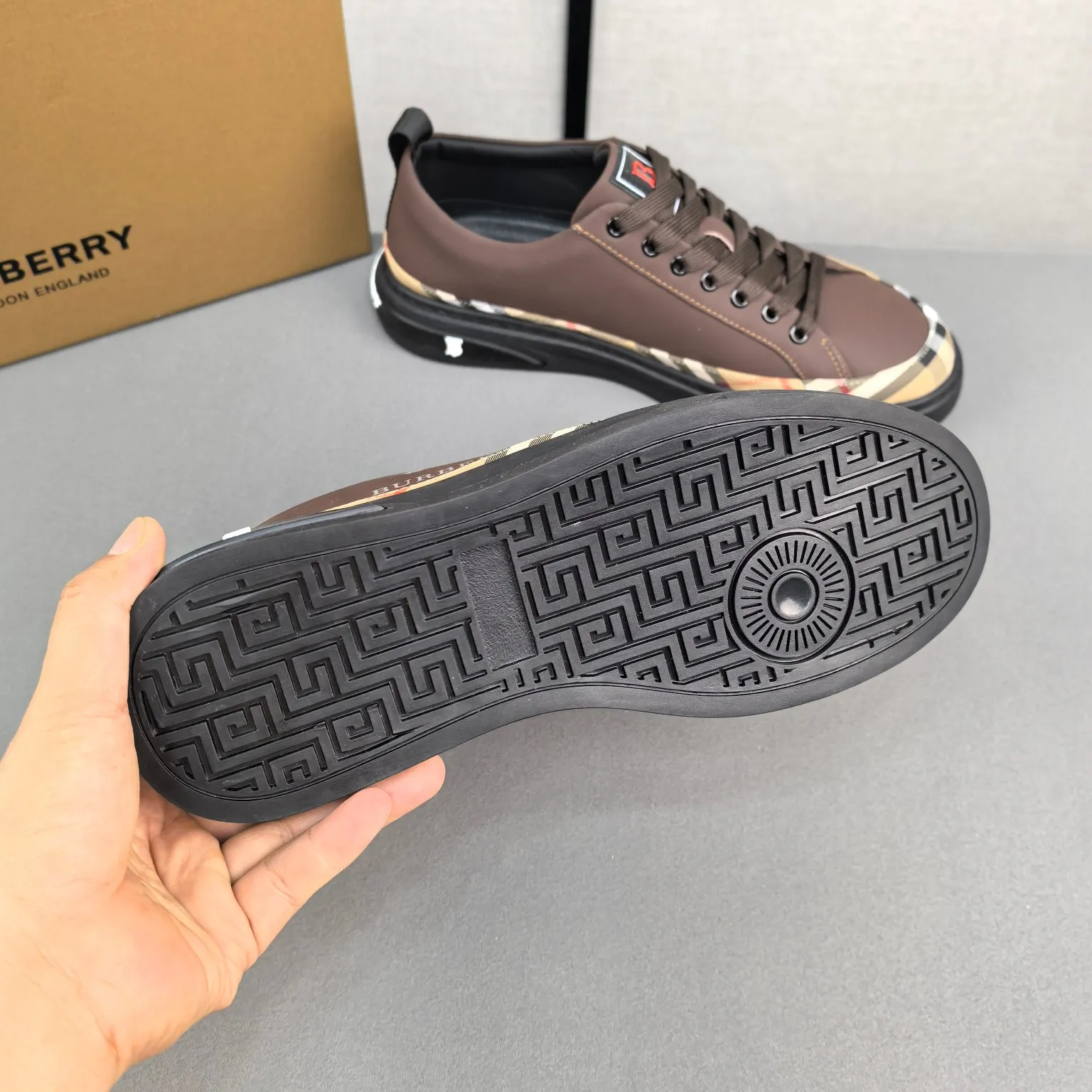 Burberry [Burberry] men's shoes 💰400💰. Fashionable sports and casual shoes, the upper is made of first-layer cowhide with plaid material, first-layer pigskin lining, and rubber outsole. Men's size 38-44.
